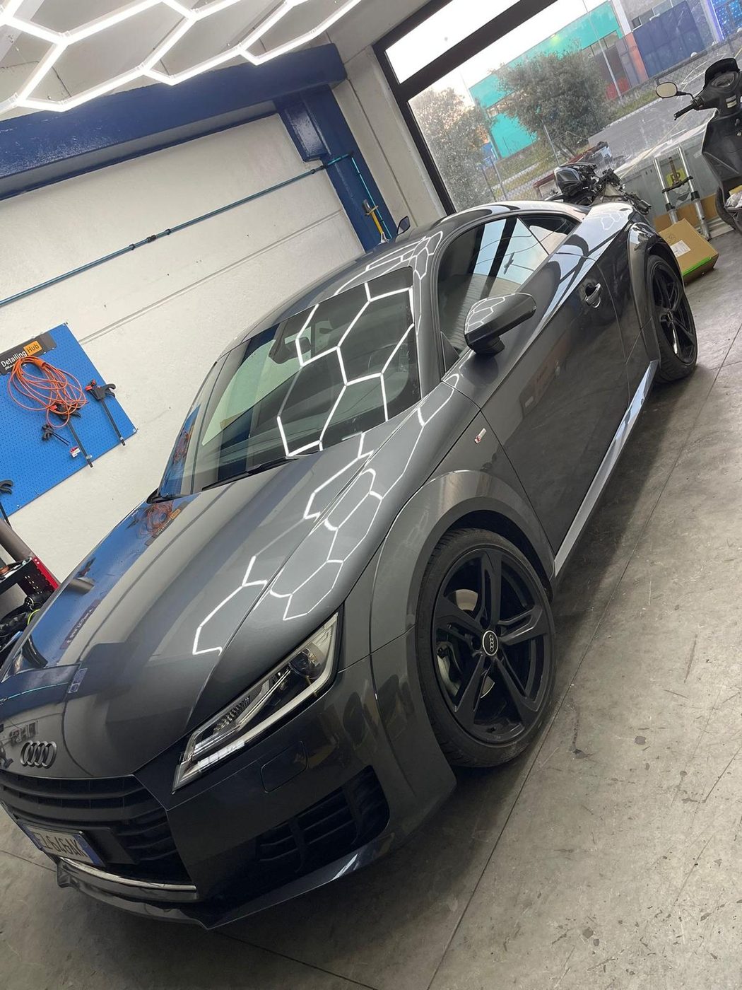 Auto sportiva wrappata nera preparata da GAS Project — Comacchio