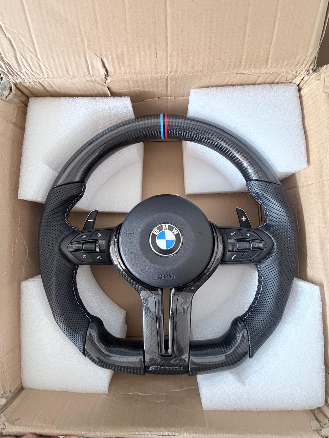 Volante sportivo in carbonio BMW M — personalizzazione GAS Project