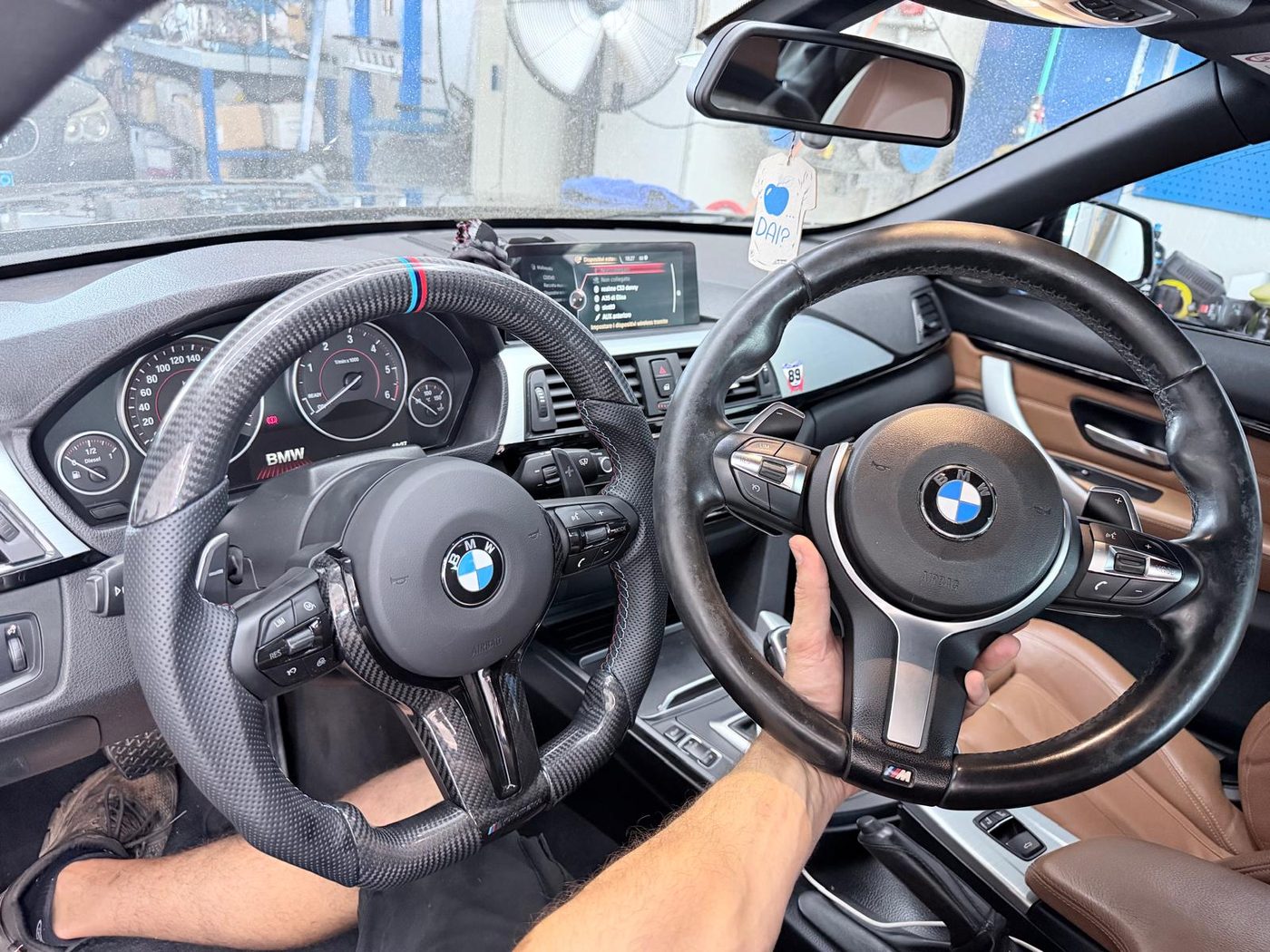 Volante sportivo in carbonio BMW montato in abitacolo — GAS Project